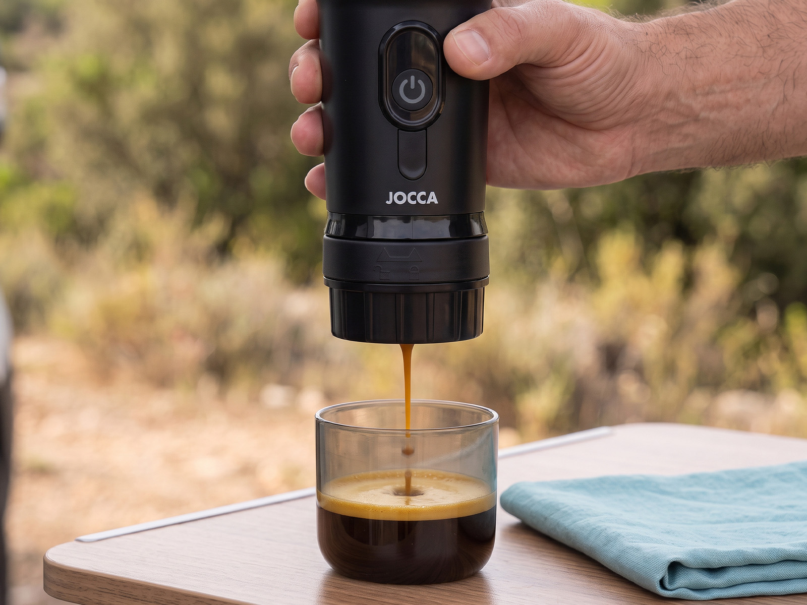 Cafetera portátil JOCCA extrayendo café con una bomba de 15 bares