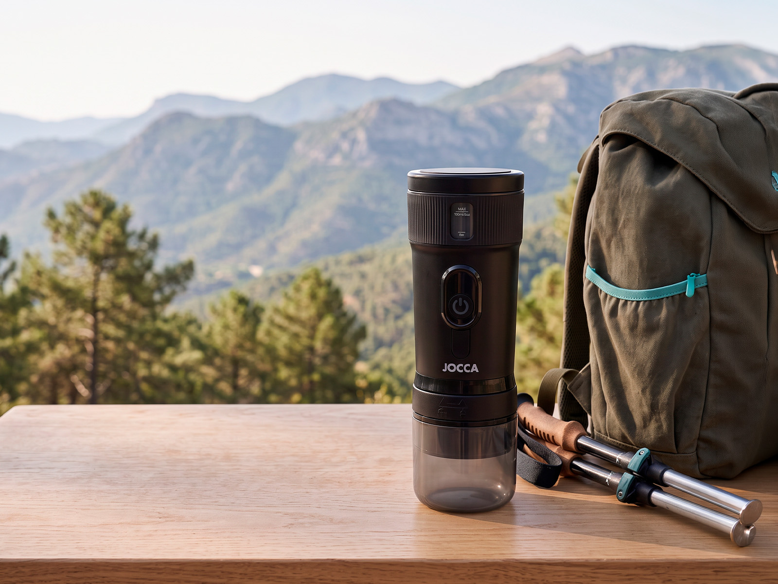 Cafetera de viaje JOCCA compacta con vaso integrado junto a una mochila