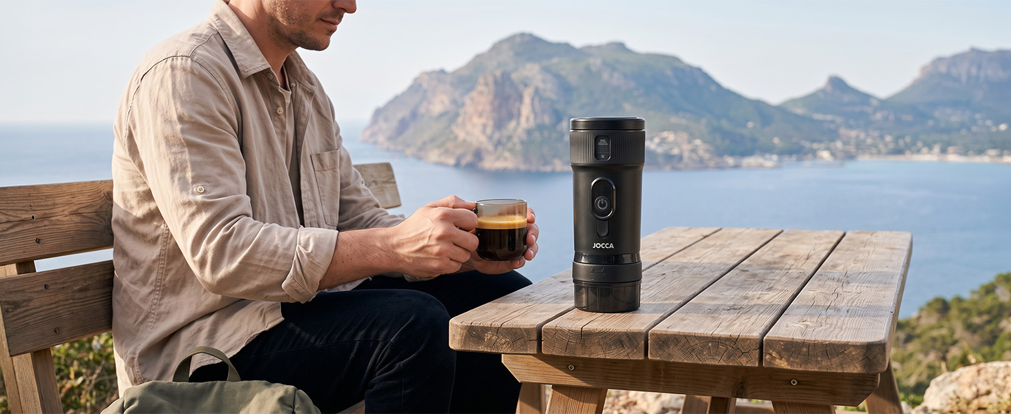 Cafetera portátil JOCCA en un mirador de montaña junto al mar