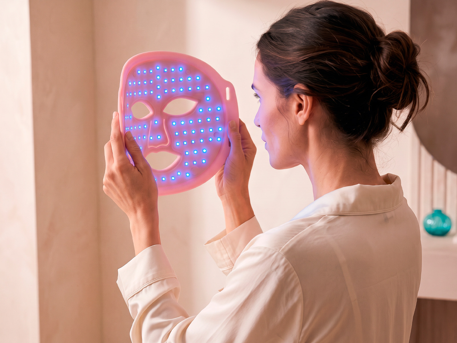 Máscara LED facial JOCCA con luz azul para rutina de cuidado facial