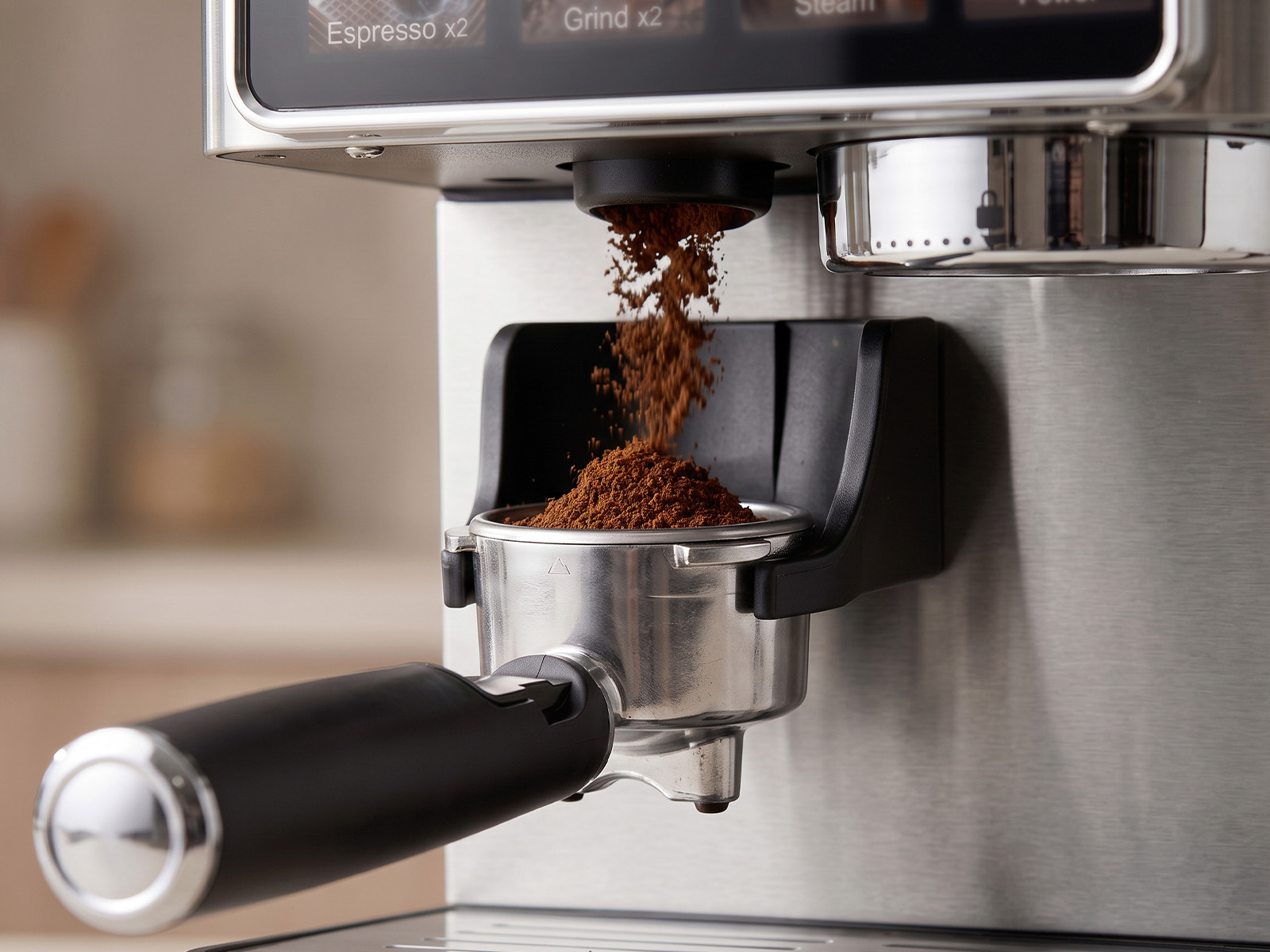 Café recién molido cayendo directamente en el portafiltro de la cafetera JOCCA
