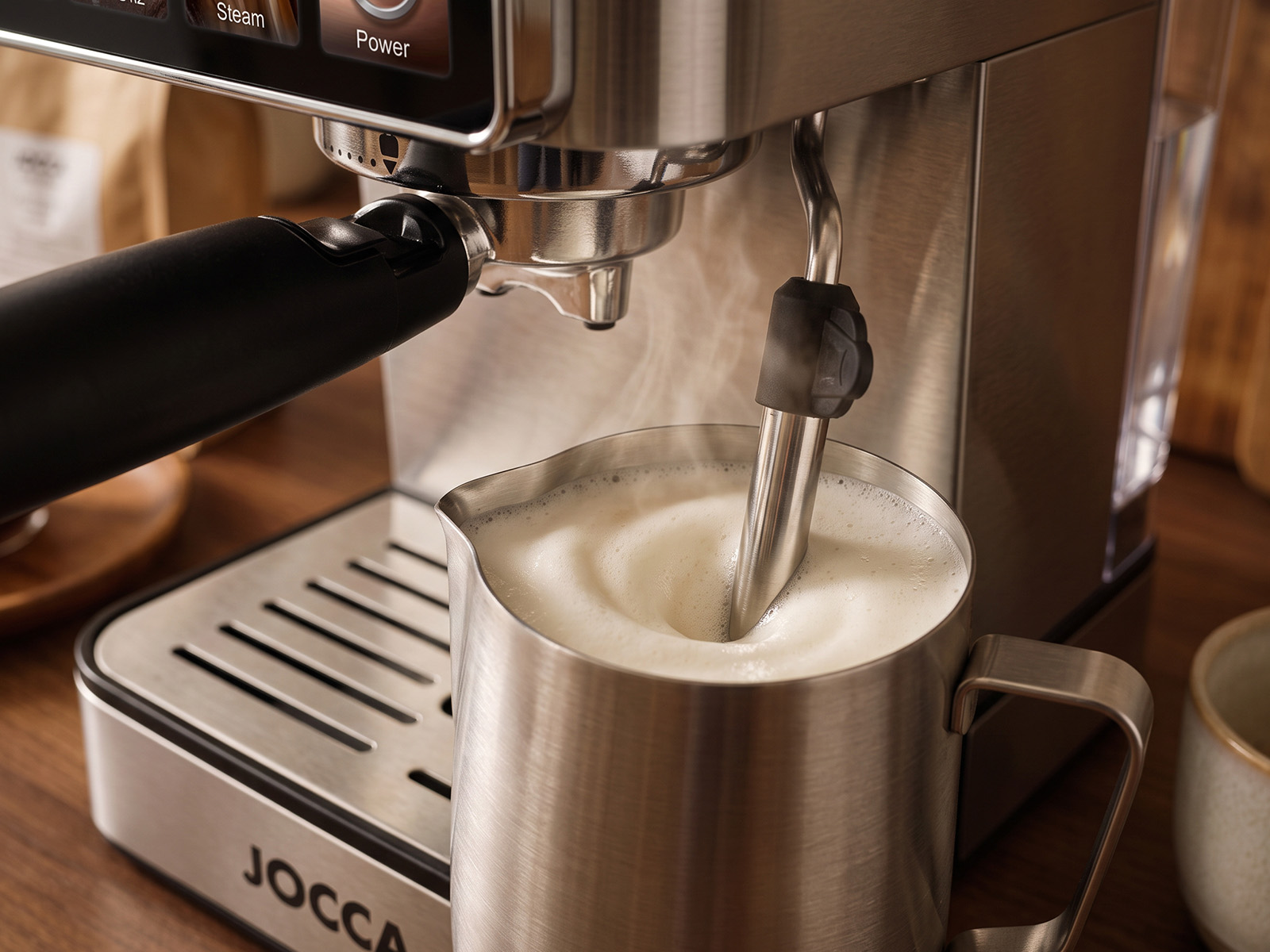 Vaporizador de la cafetera semiautomática JOCCA texturizando leche y creando espuma cremosa